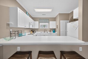 Fridge, microwave, oven, stovetop - Feel the sea breeze at Myrtlewood Golf Condo| Magnolia Place 4691-103 (Myrtle Beach)