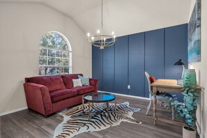 Smart TV, fireplace, books, offices - Spacious Oasis  4-bedroom home set up for traveling with kids, in ❤️ of DFW  (Euless)