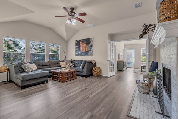 Smart TV, fireplace, books, offices