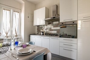 Frigorifero, microonde, forno, piano cottura