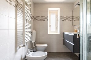 Doccia, asciugacapelli, bidet