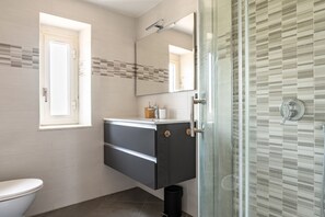 Een douche, een haardroger, een bidet