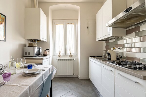 Een koelkast, een microgolfoven, een oven, een kookplaat