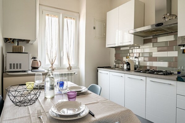 Fridge, microwave, oven, stovetop - Cozy 55 sqm apartment, located on the second floor of a building WITHOUT elevator (stairs to access it). The apartment is located in a quiet area, a few meters from the pedestrian gallery that leads to the Sant'Andrea Civil Hospital, in front of which se (La Spezia)