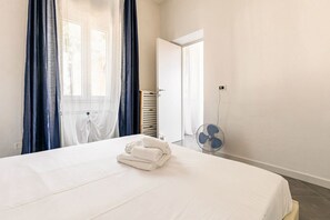 1 bedroom, iron/ironing board, WiFi, bed sheets - Cozy 55 sqm apartment, located on the second floor of a building WITHOUT elevator (stairs to access it). The apartment is located in a quiet area, a few meters from the pedestrian gallery that leads to the Sant'Andrea Civil Hospital, in front of which se (La Spezia)