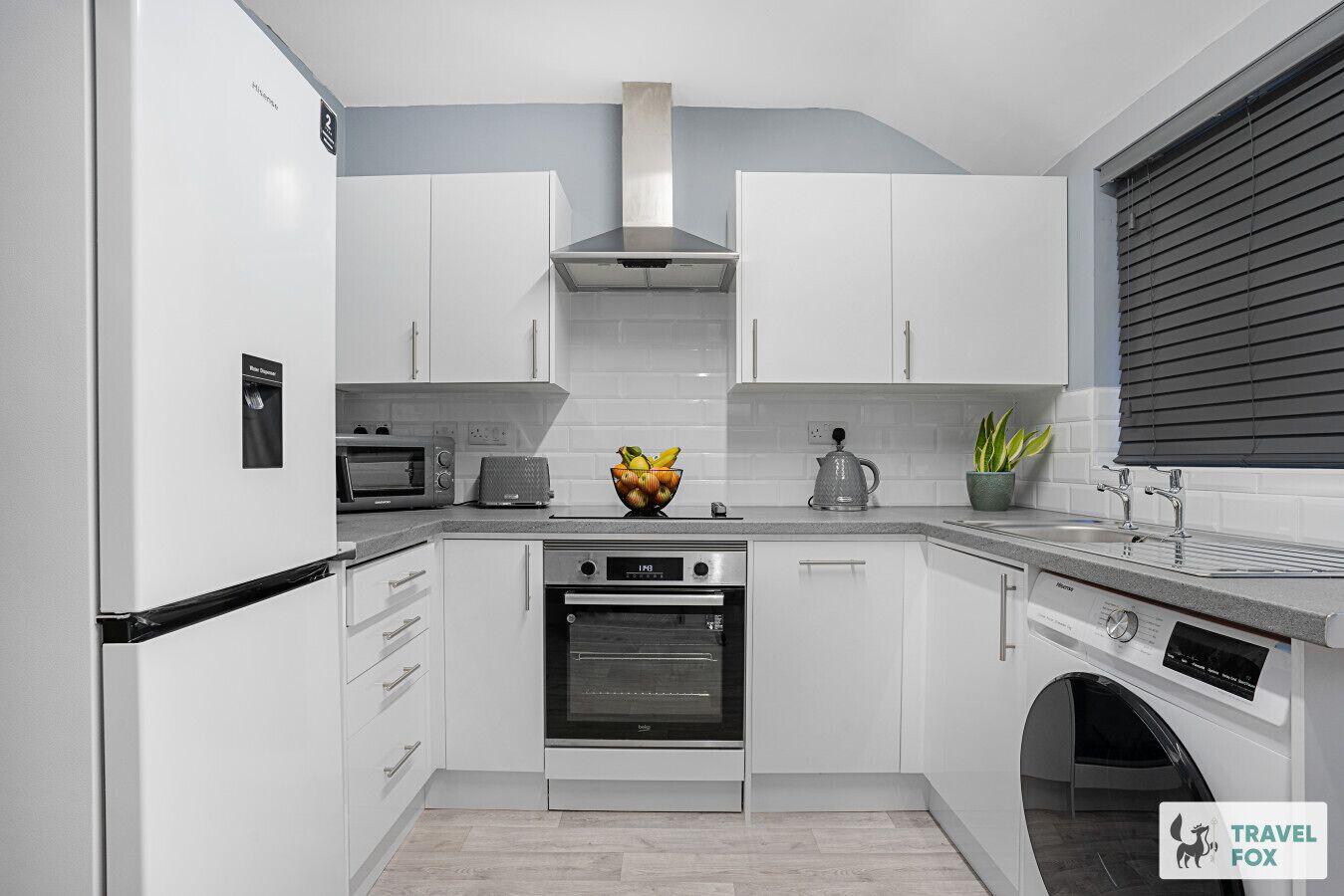 Een koelkast, een microgolfoven, een oven, een broodrooster