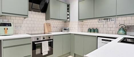 Een koelkast, een microgolfoven, een oven, een vaatwasser