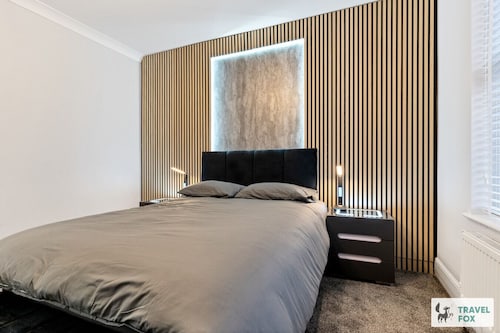 Central 4 Bedroom house with Street Parking