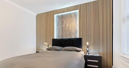 Central 4 Bedroom house with Street Parking