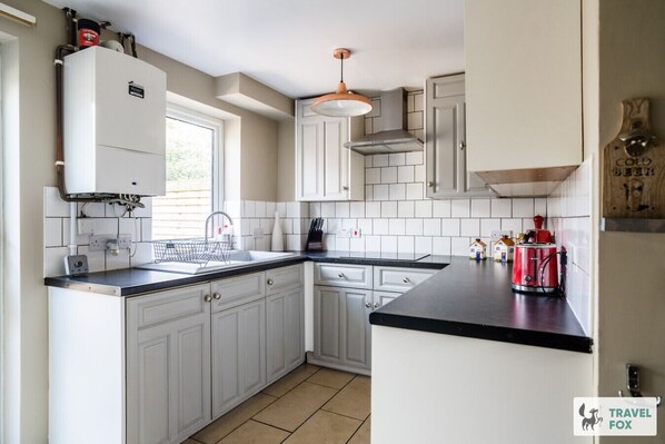 ثلاجة، ميكروويف، فرن، مستلزمات طهي/أطباق/أوعية