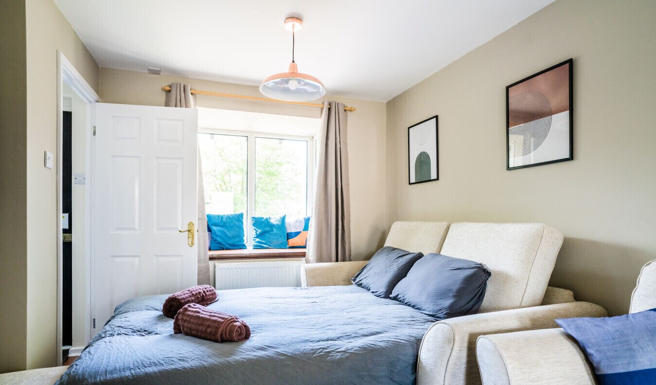 2 bedrooms, iron/ironing board, WiFi, bed sheets