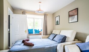 2 عدّة غرف نوم ومكواة/لوح كي وواي فاي وملاءات أسرّة