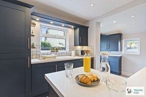 Een koelkast, een magnetron, een oven, een kookplaat