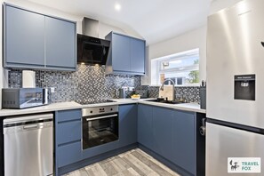 Fridge, microwave, oven, dishwasher - Bella`s House: Motor Point Arena (Nottingham)