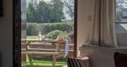 Zoes Cottage 5 mins drive to Alton Alpaca`s