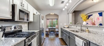 Spacious Modern Retreat. With 5 bedrooms and Gorgeous backyard