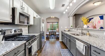 Spacious Modern Retreat. With 5 bedrooms and Gorgeous backyard