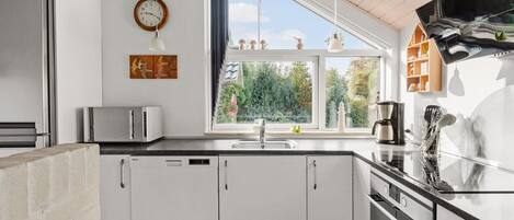 Køleskab, kogeplade, opvaskemaskine, kaffe-/temaskine