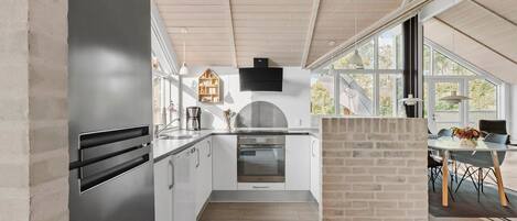 Kylskåp, spishäll, diskmaskin och kaffe- och tebryggare