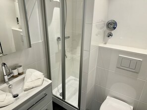 Dusj, hårføner og håndklær