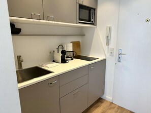 Kühlschrank, Mikrowelle, Herdplatte, Geschirrspüler