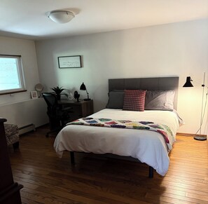 1 bedroom, desk, iron/ironing board, free WiFi - Rural suite with spectacular, sunrise and agricultural views. Pet Friendly! (Victoria)