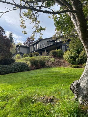 Exterior - Rural suite with spectacular, sunrise and agricultural views. Pet Friendly! (Victoria)