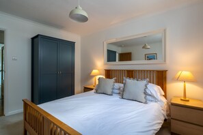 5 bedrooms, iron/ironing board, WiFi, bed sheets