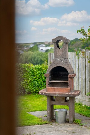 Property grounds - Pebbles Rest  -  a bungalow  that sleeps 11 guests  in 5 bedrooms (Croyde)