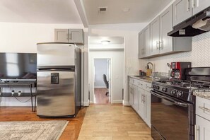 冷蔵庫、電子レンジ、オーブン、コンロ