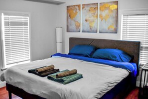 4 室のベッドルーム、デスク、アイロン / アイロン台、旅行用ベビーベッド