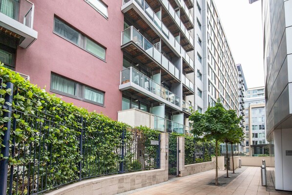 Exterior - Dreamy Nine Elms 1BR w/ Doorman, Fully Furnished, by Blueground (London)