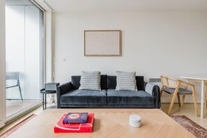 TV, stereo - Dreamy Nine Elms 1BR w/ Doorman, Fully Furnished, by Blueground (London)