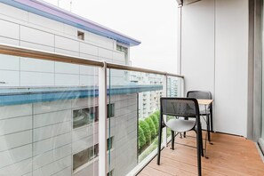 Outdoor dining - Dreamy Nine Elms 1BR w/ Doorman, Fully Furnished, by Blueground (London)