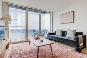 TV, stereo - Dreamy Nine Elms 1BR w/ Doorman, Fully Furnished, by Blueground (London)