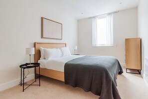 1 dormitorio, tabla de planchar con plancha, wifi y ropa de cama