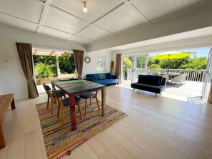 TV, offices - Oneroa Village Oasis | Stay Waiheke (Waiheke Island)