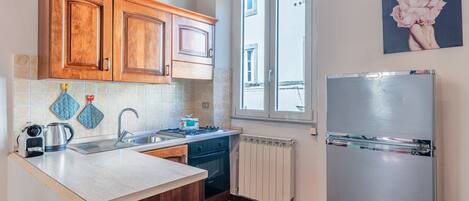 Fridge, oven, coffee/tea maker, electric kettle