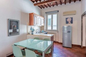 Réfrigérateur, four, plaque de cuisson, cafetière/bouilloire
