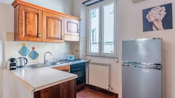 Kühlschrank, Ofen, Herdplatte, Wasserkocher mit Kaffee-/Teezubehör