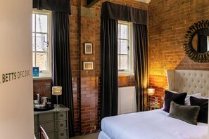 House | 1 bedroom, iron/ironing board, free WiFi - Betts Private room at Bicester Heritage (Bicester)