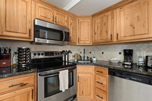 Een koelkast, een microgolfoven, een oven, een kookplaat