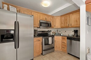 Frigorífico, microondas, horno y placa de cocina