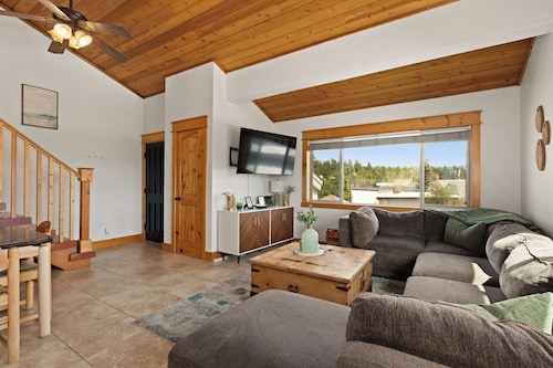 Ponderosa Paradise | Pet Friendly | Mountain Views