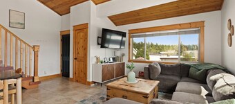 Ponderosa Paradise - NEW w/ King Bed! Pets OKAY