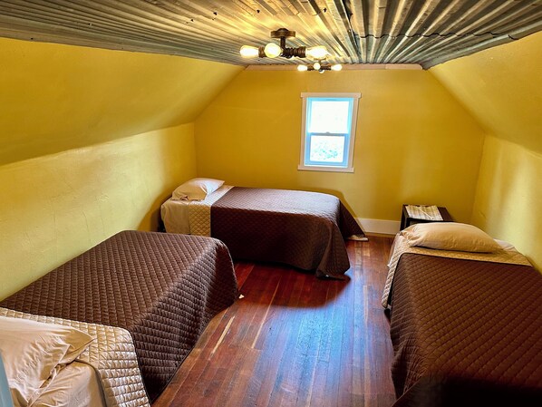 3 bedrooms, free WiFi, bed sheets, wheelchair access