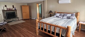 Charming 3-bedroom farmhouse in Rock Stream including vineyard and winery tour.