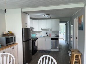 Private kitchen - Bluewater Cabin little hidden blue gem in Port Stanley-4 seasons rental (Port Stanley)