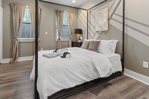 3 bedrooms, desk, iron/ironing board, WiFi - Midtown Palace - 2 mins From Downtown - Spacious (Houston)