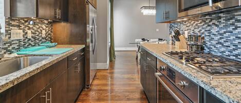 Geladeira, micro-ondas, fogão, cooktop